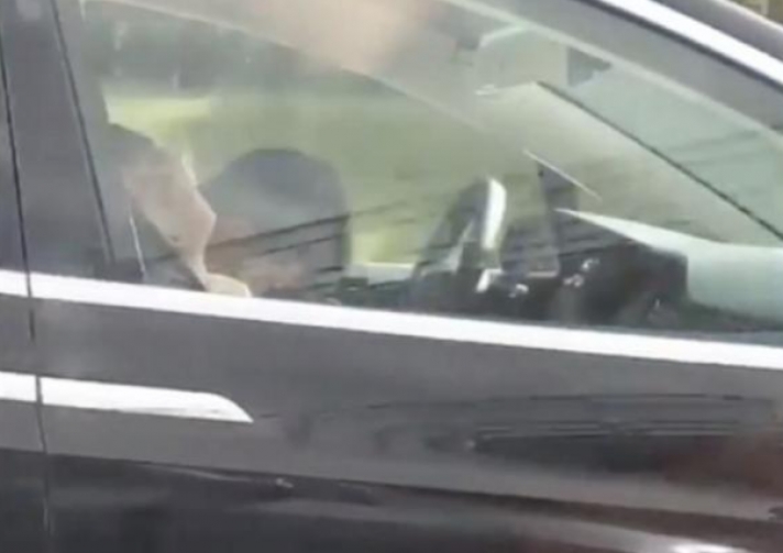 Βίντεο σοκ: Οδηγός κοιμάται στο τιμόνι ενός Tesla, που πάει με 90 χιλιόμετρα