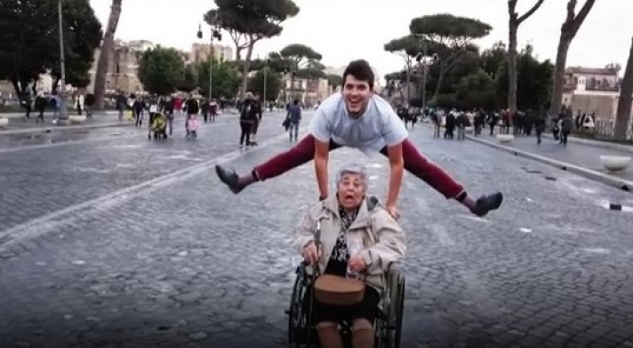 Ένας Κρητικός έκανε στην... 83χρονη γιαγιά του ένα ταξίδι στη Ρώμη: To viral βίντεο που σαρώνει!