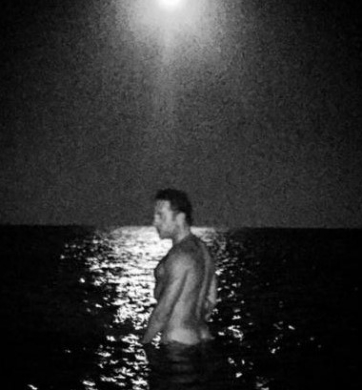 Ο Μαζωνάκης σε άλλη μία ανάρτηση που συζητιέται: Βούτηξε γυμνός στη θάλασσα (εικόνα)