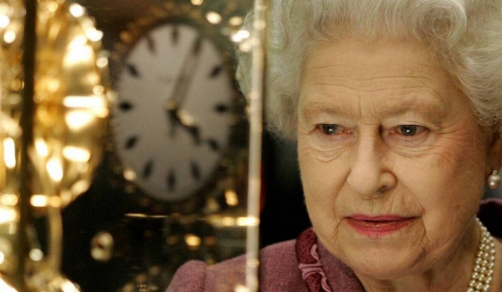 Αλλαγή ώρας: Πόσο χρειάζεται για να αλλάξουν οι δείκτες στα 1.500 ρολόγια της βασίλισσας Ελισάβετ