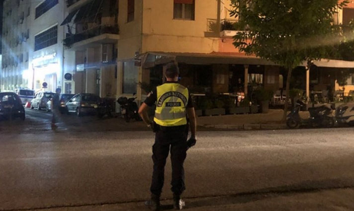 Βόλος: Ιδιοκτήτης καφενείου κλείδωσε έξω αστυνομικούς που πήγαν για έλεγχο