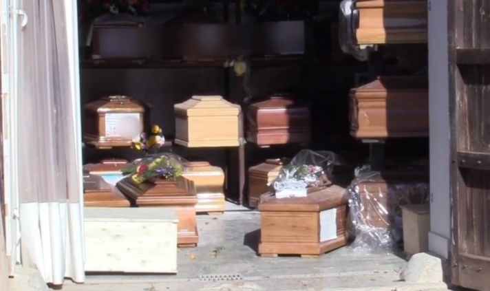 Αποκαρδιωτικές εικόνες: Γεμάτα τα νεκροταφεία στο Παλέρμο - Εκατοντάδες φέρετρα... στοιβαγμένα
