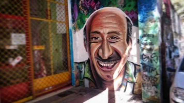ΦΩΤΟ - Γκραφίτι του Κώστα Τσάκωνα εμφανίστηκε στην οδό Τζαβέλλα στα Εξάρχεια