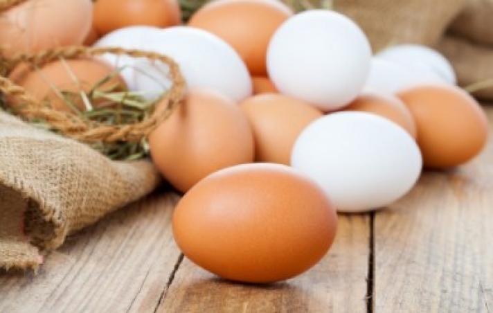 Δείτε σε τι διαφέρουν τα λευκά από τα καφέ αυγά