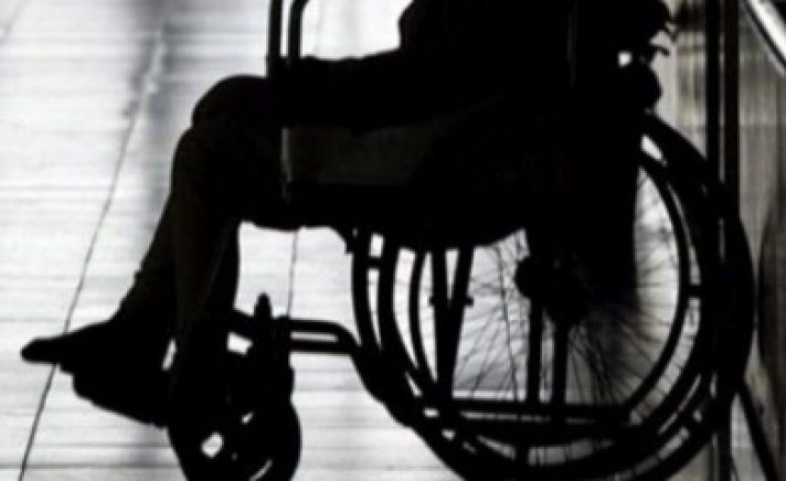 Άρπαξαν σταυρό από το λαιμό γυναίκας σε αναπηρικό καροτσάκι στη Λαμία