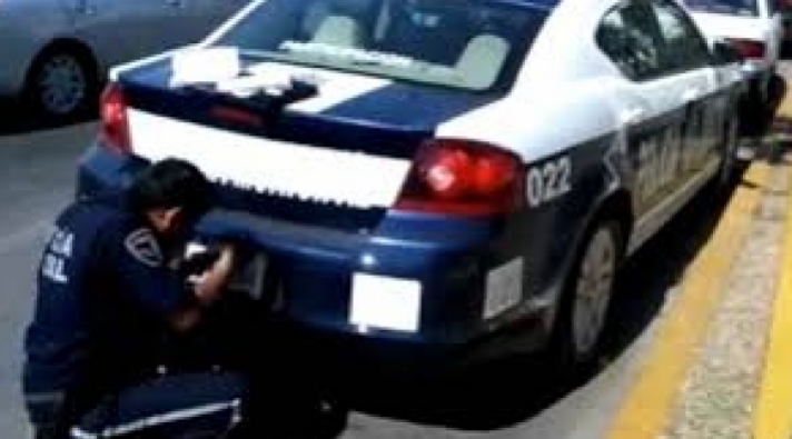 Θα πάθετε πλάκα! Η Τροχαία πήρε πινακίδες απο περιπολικό που ήταν παράνομα παρκαρισμένο (video)