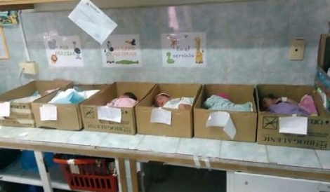 Η σκληρή εικόνα με τα νεογέννητα στα χαρτόκουτα στη Βενεζουέλα