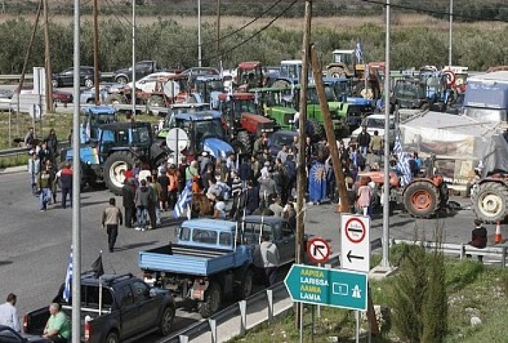 Απίστευτες σκηνές στον Μπράλο: Εγκλωβισμένοι οδηγοί πήγαν για "ντου" στους αγρότες! Αναγκάστηκαν να ανοίξουν το δρόμο