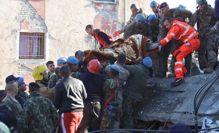 Αλβανία: Ζωντανός ανασύρθηκε άνδρας από τα ερείπια κτιρίου (φωτογραφίες)