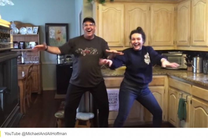 Μπαμπάς και κόρη έγιναν viral εν μέσω καραντίνας με αυτό το βίιντεο