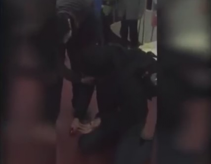 Σκληρές Εικόνες! Τον πλάκωσε με ένα σφυρί επειδή έτρωγε μέσα στο μετρό. (Βίντεο)