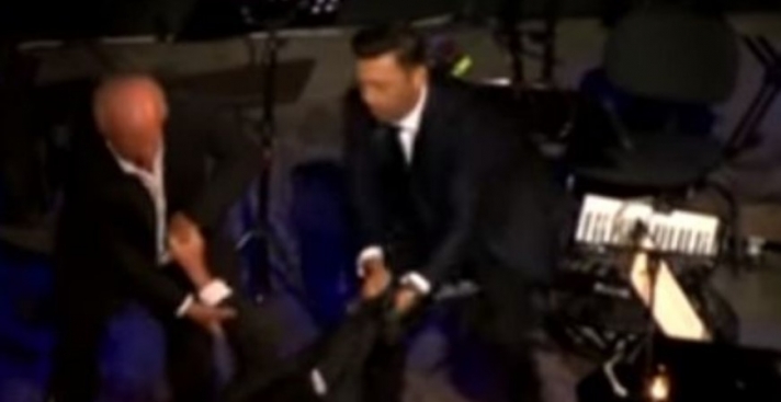 Βίντεο: Ο Μίμης Πλέσσας έπεσε στη σκηνή κατά τη διάρκεια συναυλίας στο Ηρώδειο