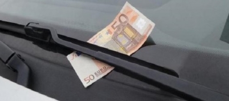 Αν δείτε κάτω από τον υαλοκαθαριστήρα λεφτά μην πλησιάσετε το όχημα σας. Επικίνδυνο!
