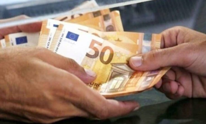 Επίδομα 200 ευρώ: Πότε μπαίνουν τα λεφτά στα ΑΤΜ – Νέα ημερομηνία πληρωμής