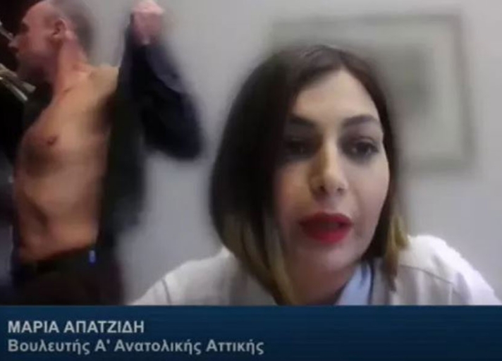 Απρόοπτο στη Βουλή: Ο Κλέων Γρηγοριάδης έβγαλε το πουκάμισο του σε ζωντανή σύνδεση (βίντεο)