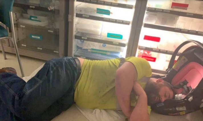 Ο εξαντλημένος μπαμπάς που έγινε viral γιατί κοιμήθηκε στο πάτωμα του νοσοκομείου